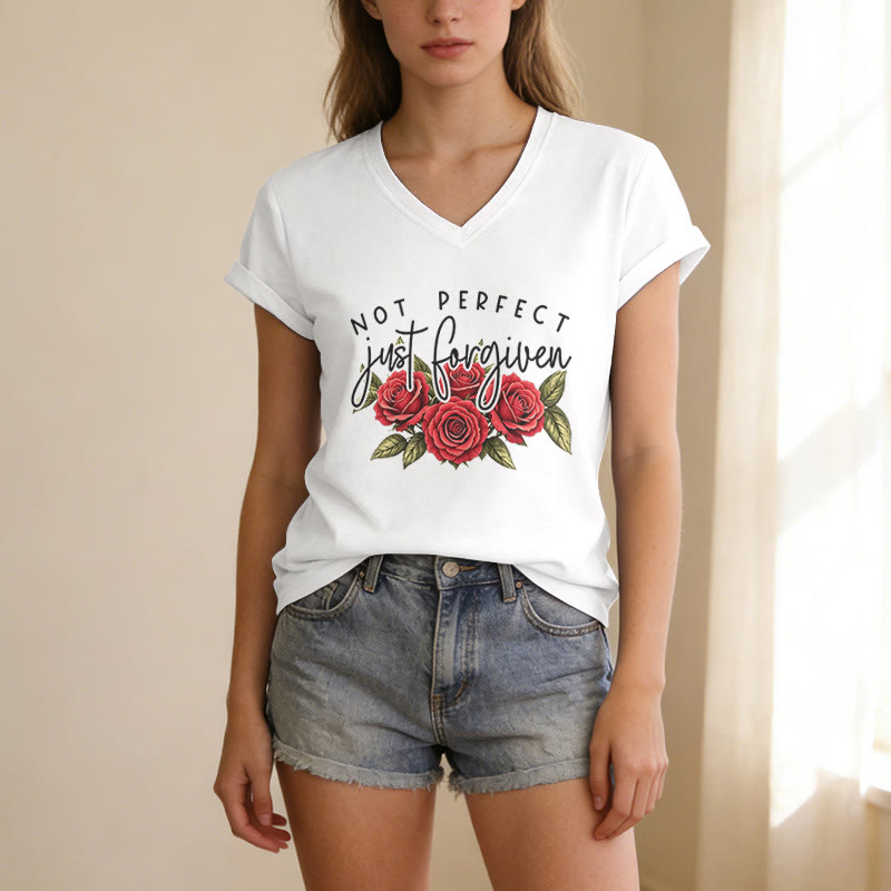 Christianartworkshop Non perfetta, solo perdonata. Bouquet di rose rosse, doppia scritta, grafica floreale, fede, casual, t-shirt con scollo a V. - image 21