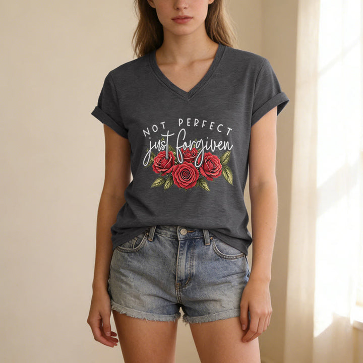 Christianartworkshop Non perfetta, solo perdonata. Bouquet di rose rosse, doppia scritta, grafica floreale, fede, casual, t-shirt con scollo a V. - image 9