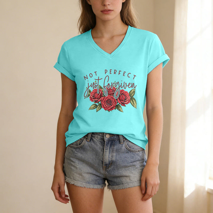 Christianartworkshop Non perfetta, solo perdonata. Bouquet di rose rosse, doppia scritta, grafica floreale, fede, casual, t-shirt con scollo a V. - image 23
