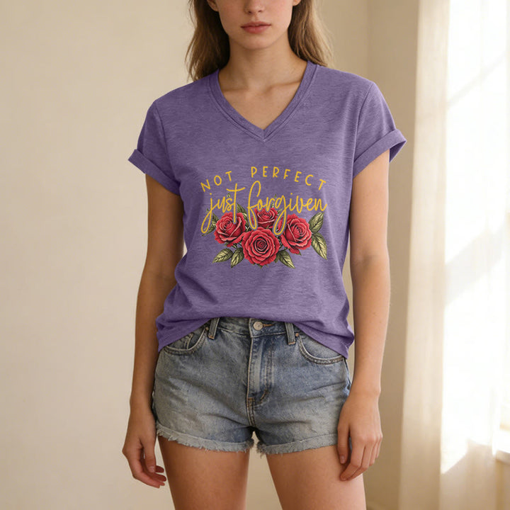 Christianartworkshop Non perfetta, solo perdonata. Bouquet di rose rosse, doppia scritta, grafica floreale, fede, casual, t-shirt con scollo a V. - image 7