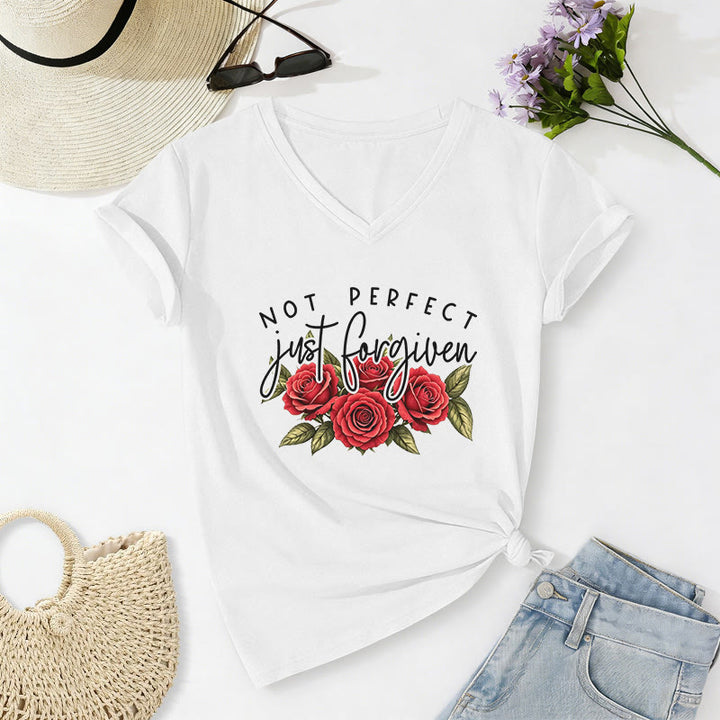 Christianartworkshop Non perfetta, solo perdonata. Bouquet di rose rosse, doppia scritta, grafica floreale, fede, casual, t-shirt con scollo a V. - Bianco - 2XL - image 20