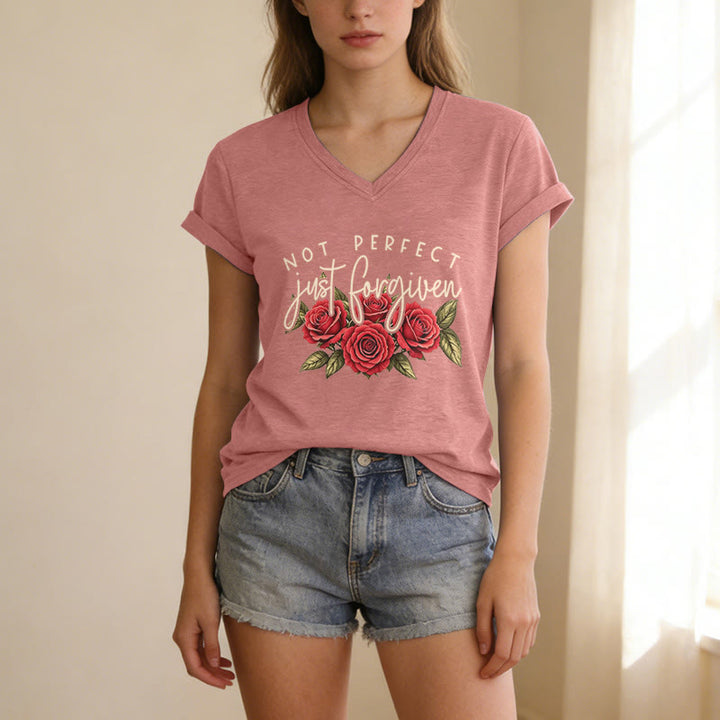 Christianartworkshop Non perfetta, solo perdonata. Bouquet di rose rosse, doppia scritta, grafica floreale, fede, casual, t-shirt con scollo a V. - image 15