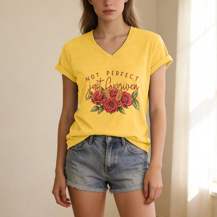 Christianartworkshop Non perfetta, solo perdonata. Bouquet di rose rosse, doppia scritta, grafica floreale, fede, casual, t-shirt con scollo a V. - image 17