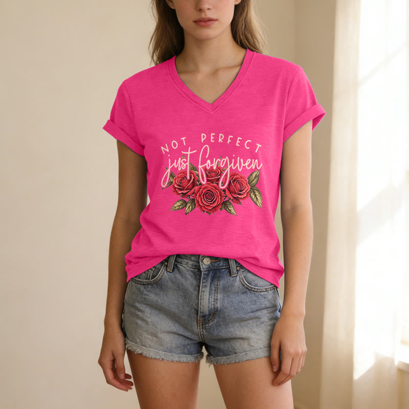 Christianartworkshop Non perfetta, solo perdonata. Bouquet di rose rosse, doppia scritta, grafica floreale, fede, casual, t-shirt con scollo a V. - image 13