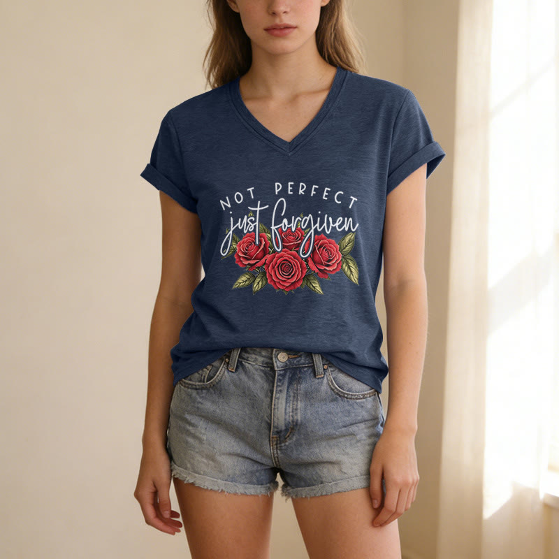 Christianartworkshop Non perfetta, solo perdonata. Bouquet di rose rosse, doppia scritta, grafica floreale, fede, casual, t-shirt con scollo a V. - image 11