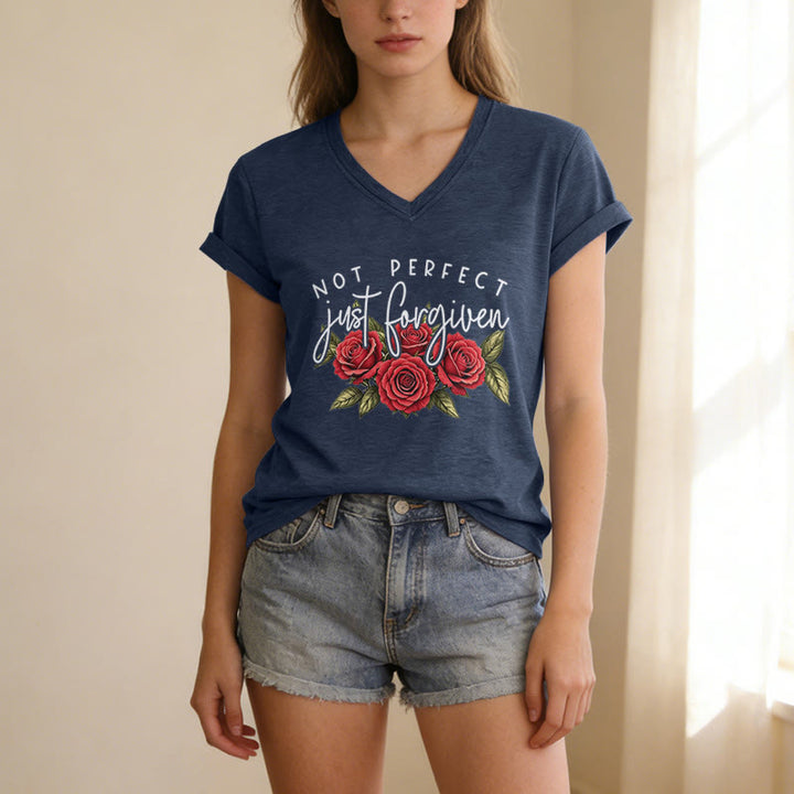 Christianartworkshop Non perfetta, solo perdonata. Bouquet di rose rosse, doppia scritta, grafica floreale, fede, casual, t-shirt con scollo a V. - image 11