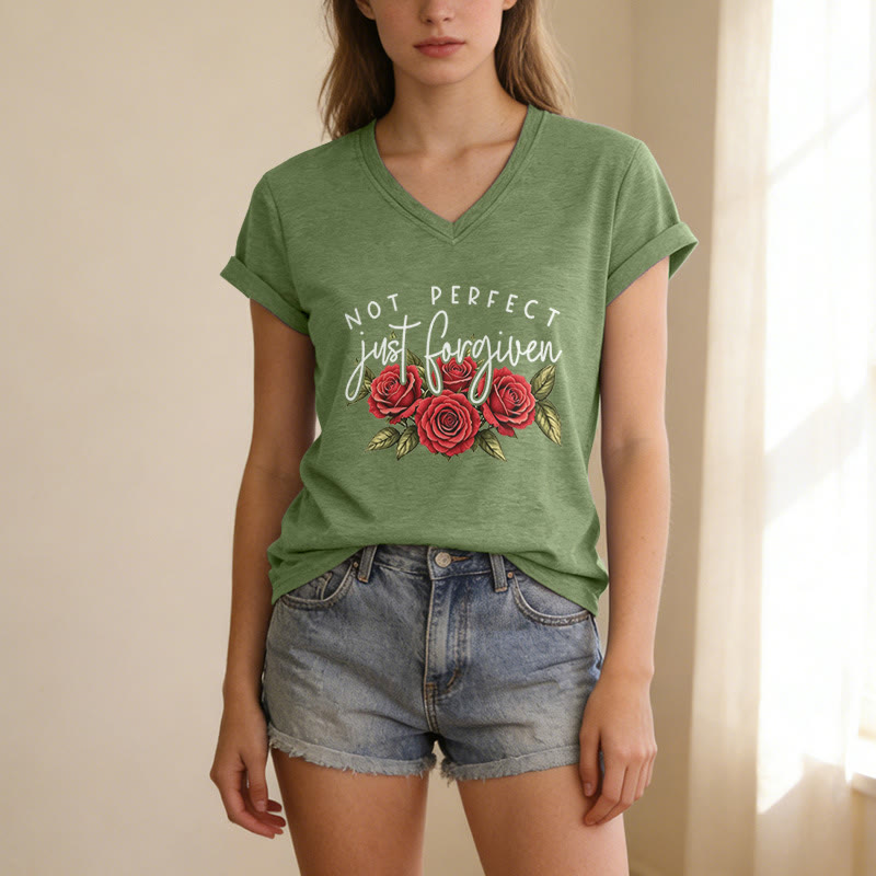 Christianartworkshop Non perfetta, solo perdonata. Bouquet di rose rosse, doppia scritta, grafica floreale, fede, casual, t-shirt con scollo a V. - image 19