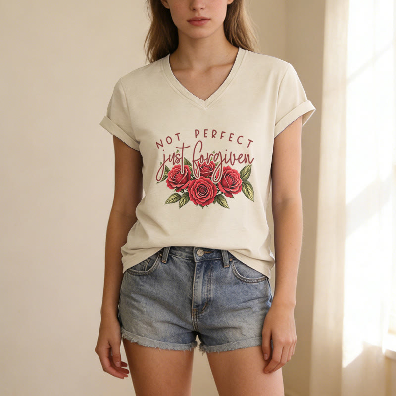 Christianartworkshop Non perfetta, solo perdonata. Bouquet di rose rosse, doppia scritta, grafica floreale, fede, casual, t-shirt con scollo a V. - image 1