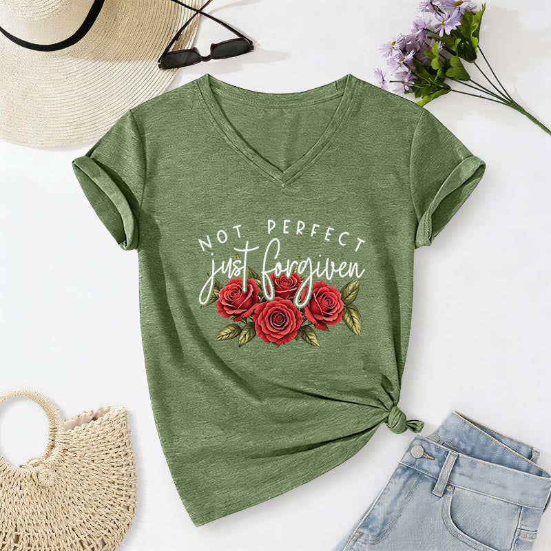 Christianartworkshop Non perfetta, solo perdonata. Bouquet di rose rosse, doppia scritta, grafica floreale, fede, casual, t-shirt con scollo a V. - Verde oliva - 2XL - image 18