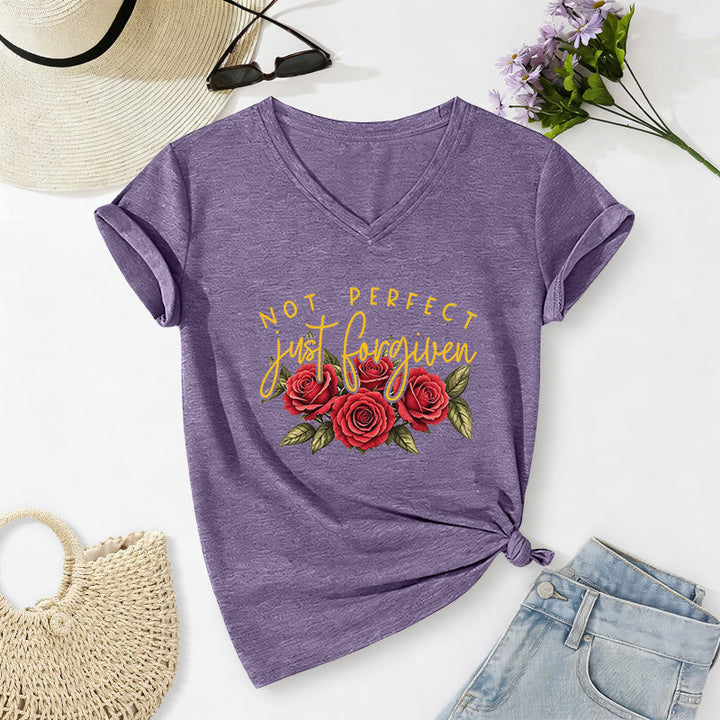 Christianartworkshop Non perfetta, solo perdonata. Bouquet di rose rosse, doppia scritta, grafica floreale, fede, casual, t-shirt con scollo a V. - Viola - 2XL - image 6