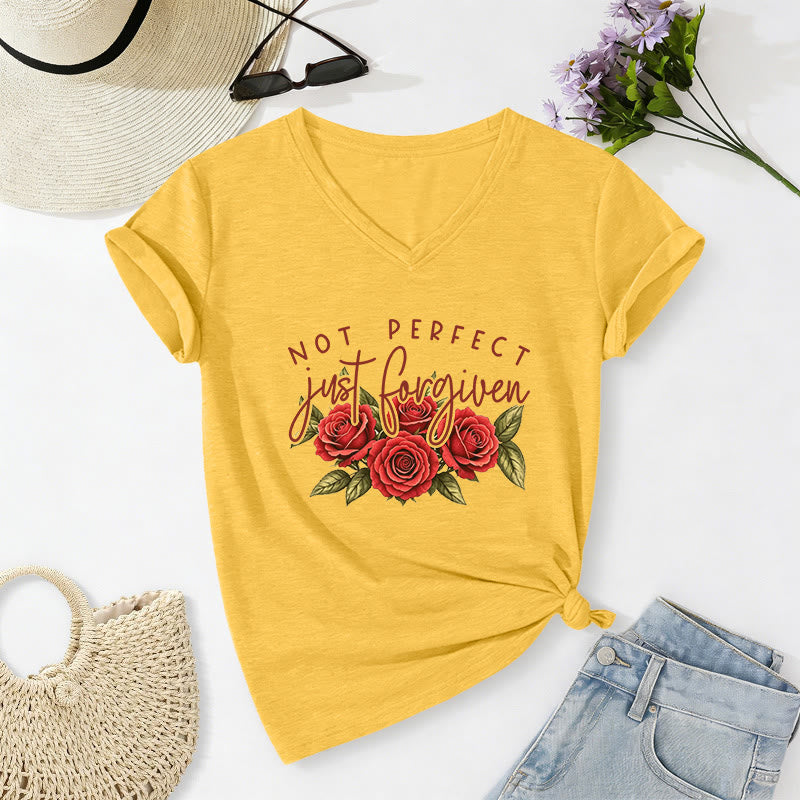 Christianartworkshop Non perfetta, solo perdonata. Bouquet di rose rosse, doppia scritta, grafica floreale, fede, casual, t-shirt con scollo a V. - Giallo - 2XL - image 16