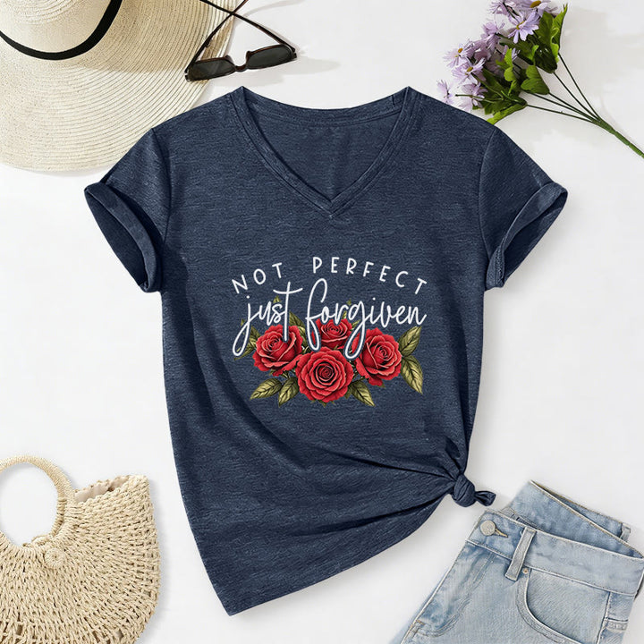Christianartworkshop Non perfetta, solo perdonata. Bouquet di rose rosse, doppia scritta, grafica floreale, fede, casual, t-shirt con scollo a V. - Blu navy - 2XL - image 10