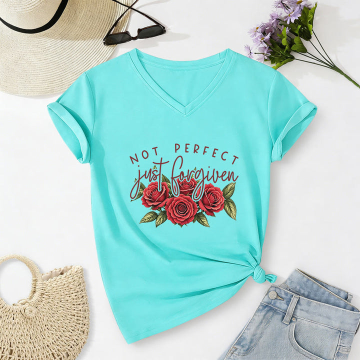 Christianartworkshop Non perfetta, solo perdonata. Bouquet di rose rosse, doppia scritta, grafica floreale, fede, casual, t-shirt con scollo a V. - Blu celeste - 2XL - image 22