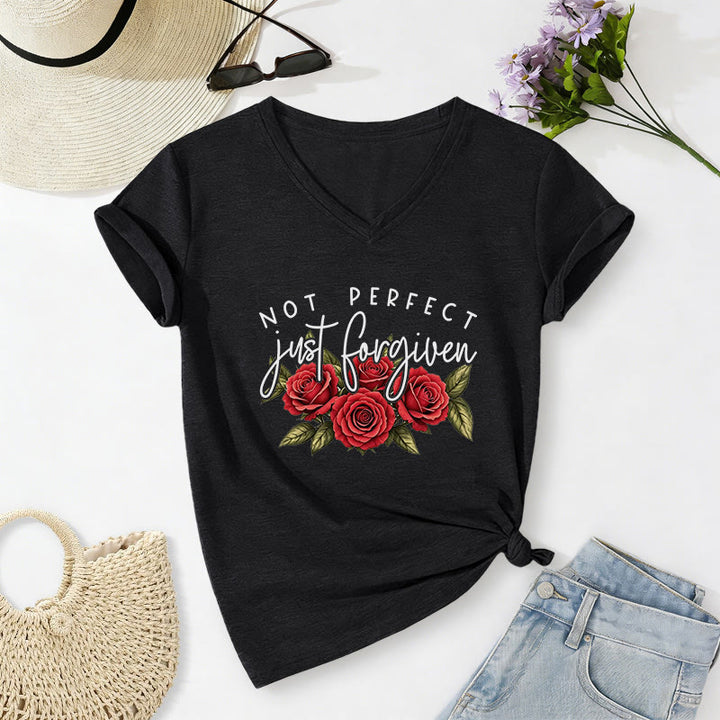 Christianartworkshop Non perfetta, solo perdonata. Bouquet di rose rosse, doppia scritta, grafica floreale, fede, casual, t-shirt con scollo a V. - Nero - 2XL - image 2