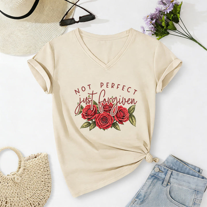 Christianartworkshop Non perfetta, solo perdonata. Bouquet di rose rosse, doppia scritta, grafica floreale, fede, casual, t-shirt con scollo a V. - Beige - 2XL - image 0