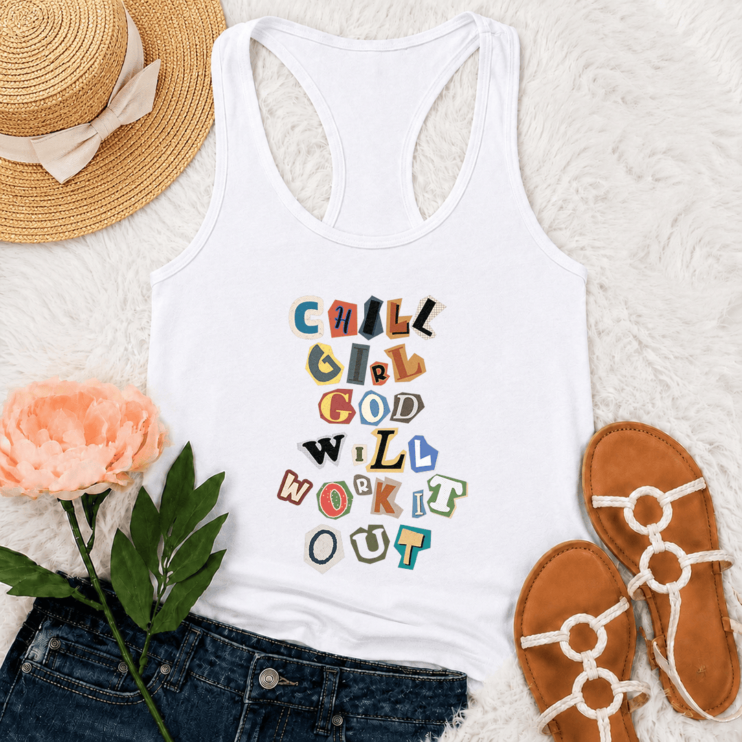 Christianartworkshop Canotta da corsa con grafica verticale "Chill Girl God Will Work It Out" e nota di riscatto "Ransom Note Cut Paper Mixed Letter Vertical Stack Graphic Racerback Tank Top" - Bianco - 2XL - image 3