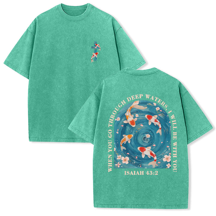Christianartworkshop Maglietta unisex lavata con scritta ad arco curvo Isaia 43:2, carpe koi orientali, composizione floreale, fede su entrambi i lati. - Verde - 5XL - image 3