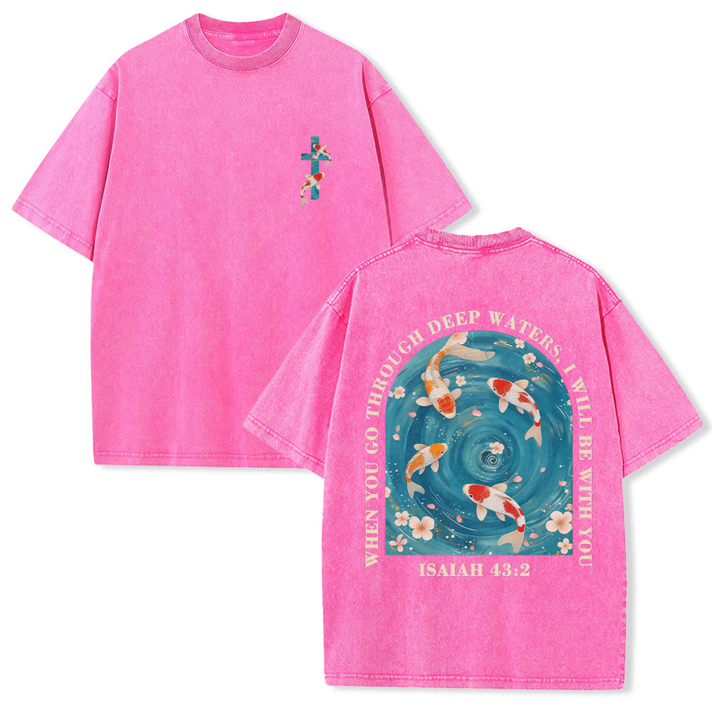 Christianartworkshop Maglietta unisex lavata con scritta ad arco curvo Isaia 43:2, carpe koi orientali, composizione floreale, fede su entrambi i lati. - Rosa - 5XL - image 12