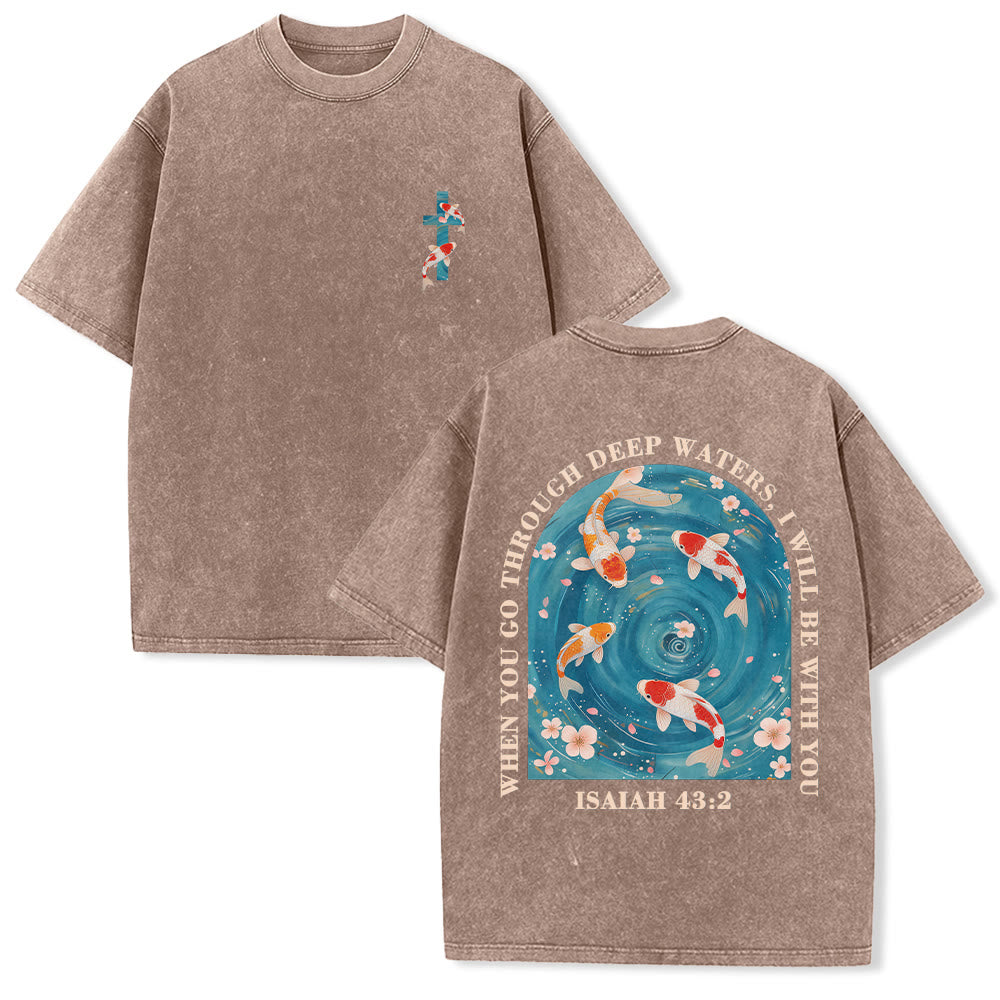 Christianartworkshop Maglietta unisex lavata con scritta ad arco curvo Isaia 43:2, carpe koi orientali, composizione floreale, fede su entrambi i lati. - Marrone - 5XL - image 21