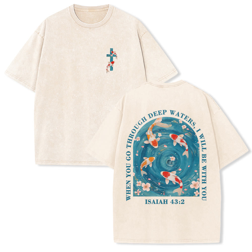 Christianartworkshop Maglietta unisex lavata con scritta ad arco curvo Isaia 43:2, carpe koi orientali, composizione floreale, fede su entrambi i lati. - Beige - 5XL - image 0