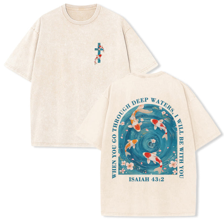 Christianartworkshop Maglietta unisex lavata con scritta ad arco curvo Isaia 43:2, carpe koi orientali, composizione floreale, fede su entrambi i lati. - Beige - 5XL - image 0