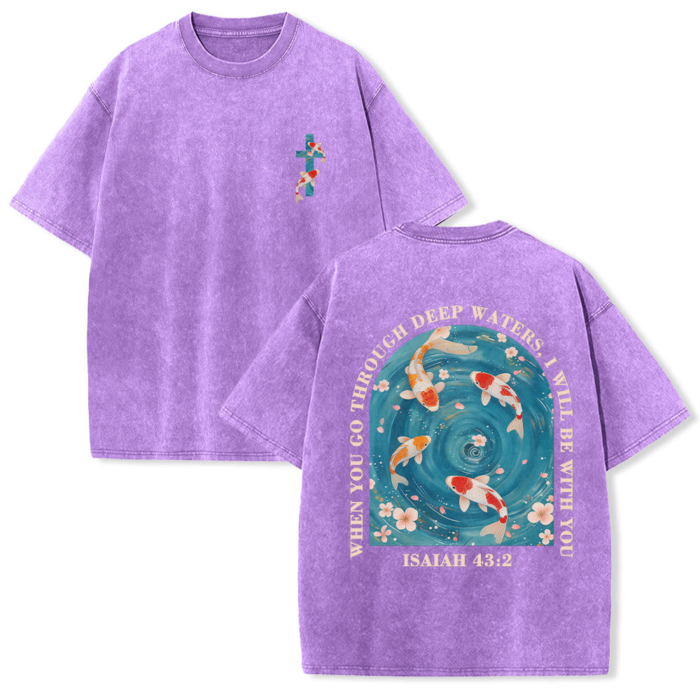 Christianartworkshop Maglietta unisex lavata con scritta ad arco curvo Isaia 43:2, carpe koi orientali, composizione floreale, fede su entrambi i lati. - Viola - 5XL - image 6