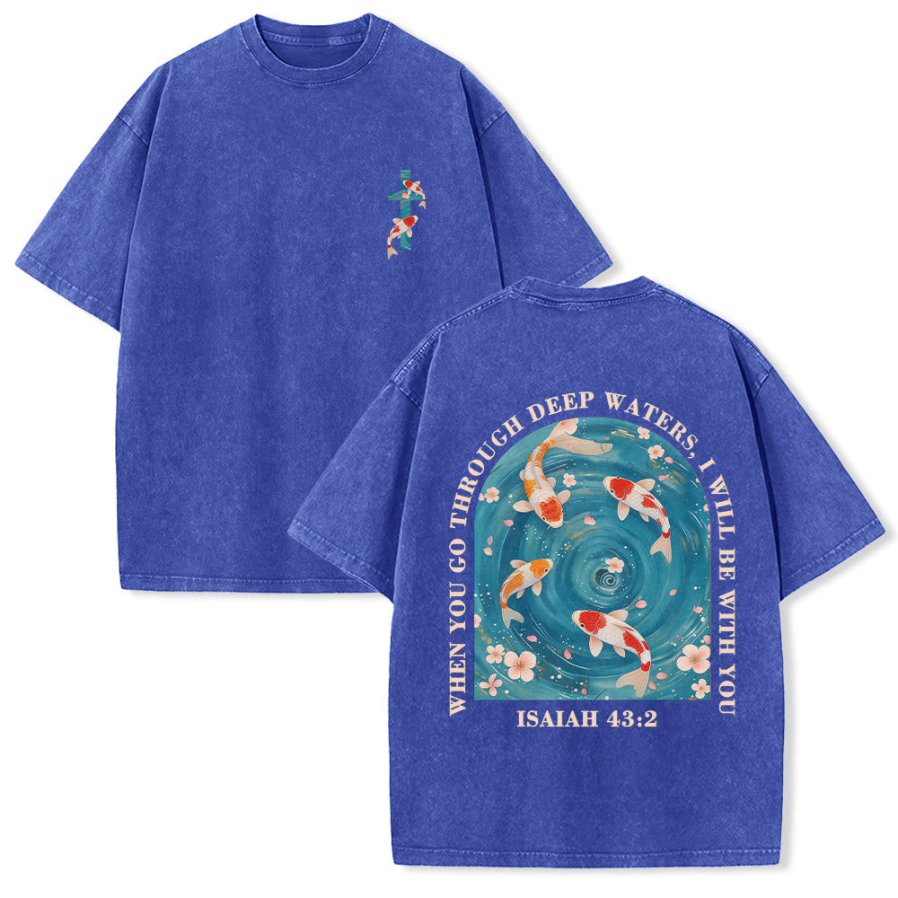Christianartworkshop Maglietta unisex lavata con scritta ad arco curvo Isaia 43:2, carpe koi orientali, composizione floreale, fede su entrambi i lati. - Blu - 5XL - image 15