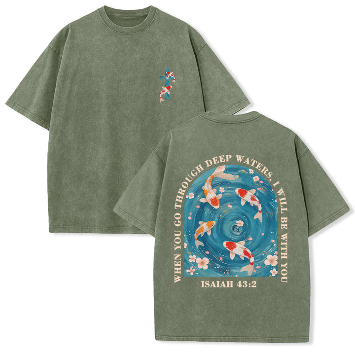 Christianartworkshop Maglietta unisex lavata con scritta ad arco curvo Isaia 43:2, carpe koi orientali, composizione floreale, fede su entrambi i lati. - Verde militare - 5XL - image 18