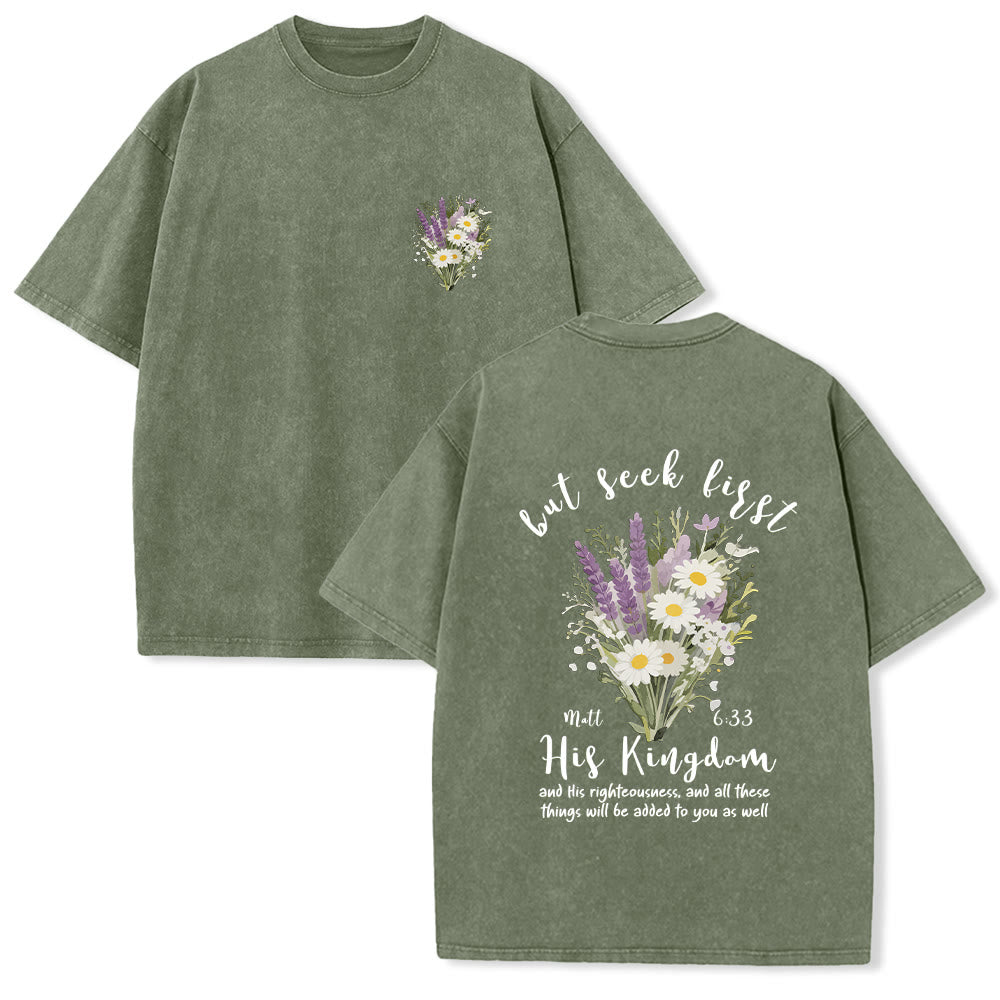 Christianartworkshop Maglietta lavata con piccolo bouquet di margherite lavanda, composizione floreale sul retro e verso motivazionale. - Verde militare - 5XL - image 21