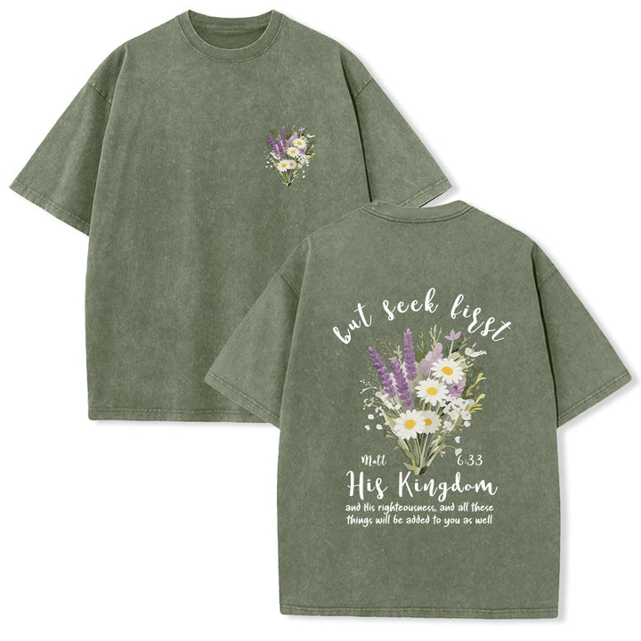 Christianartworkshop Maglietta lavata con piccolo bouquet di margherite lavanda, composizione floreale sul retro e verso motivazionale. - Verde militare - 5XL - image 21