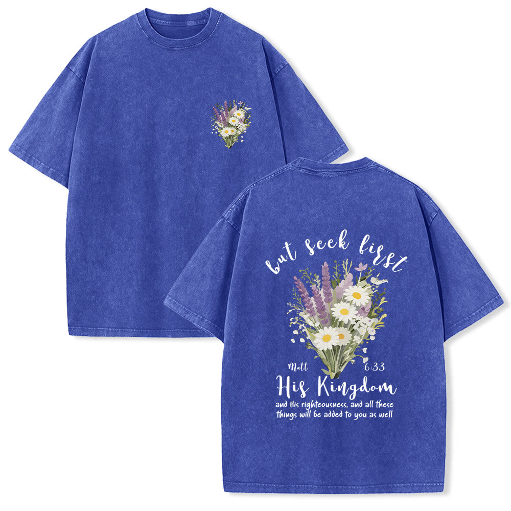 Christianartworkshop Maglietta lavata con piccolo bouquet di margherite lavanda, composizione floreale sul retro e verso motivazionale. - Blu - 5XL - image 18