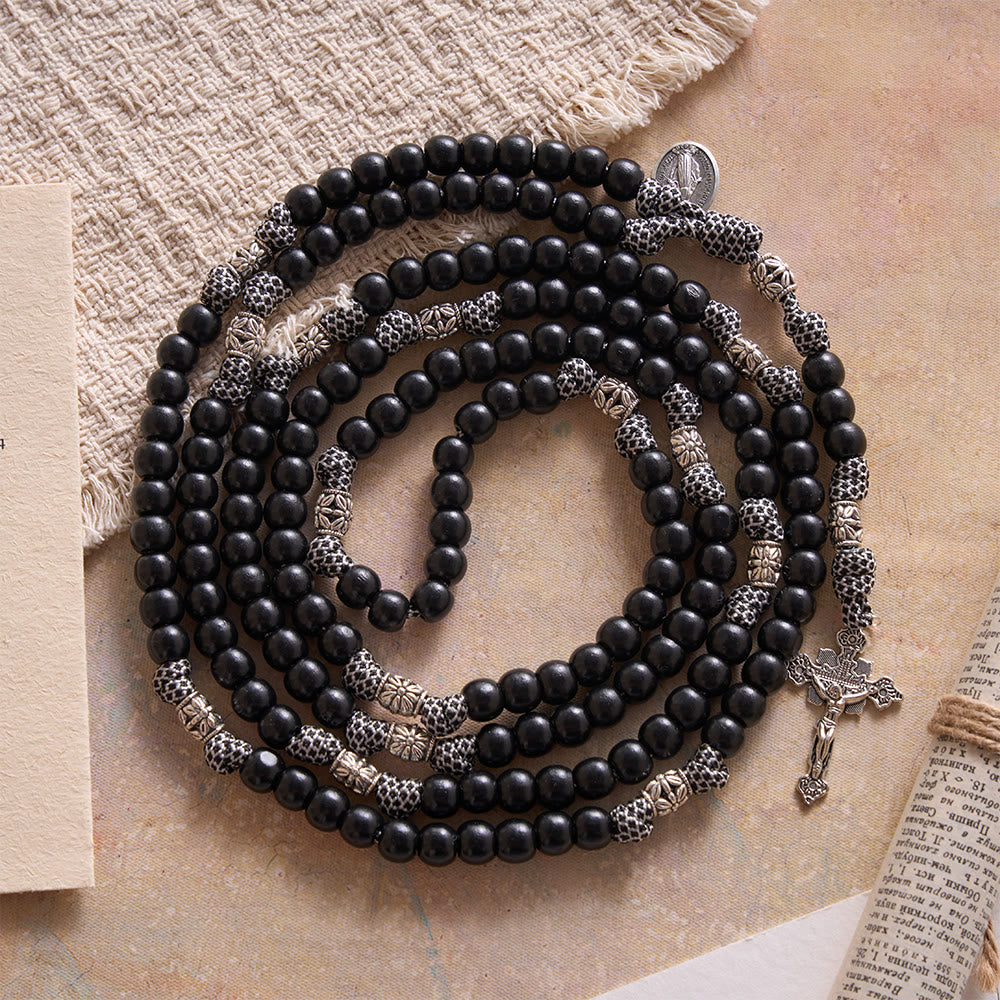 Christianartworkshop Rosario sacro con distanziatore floreale intagliato e perline in paracord nero opaco da 15 decadi - Rosario di 15 decine - image 0
