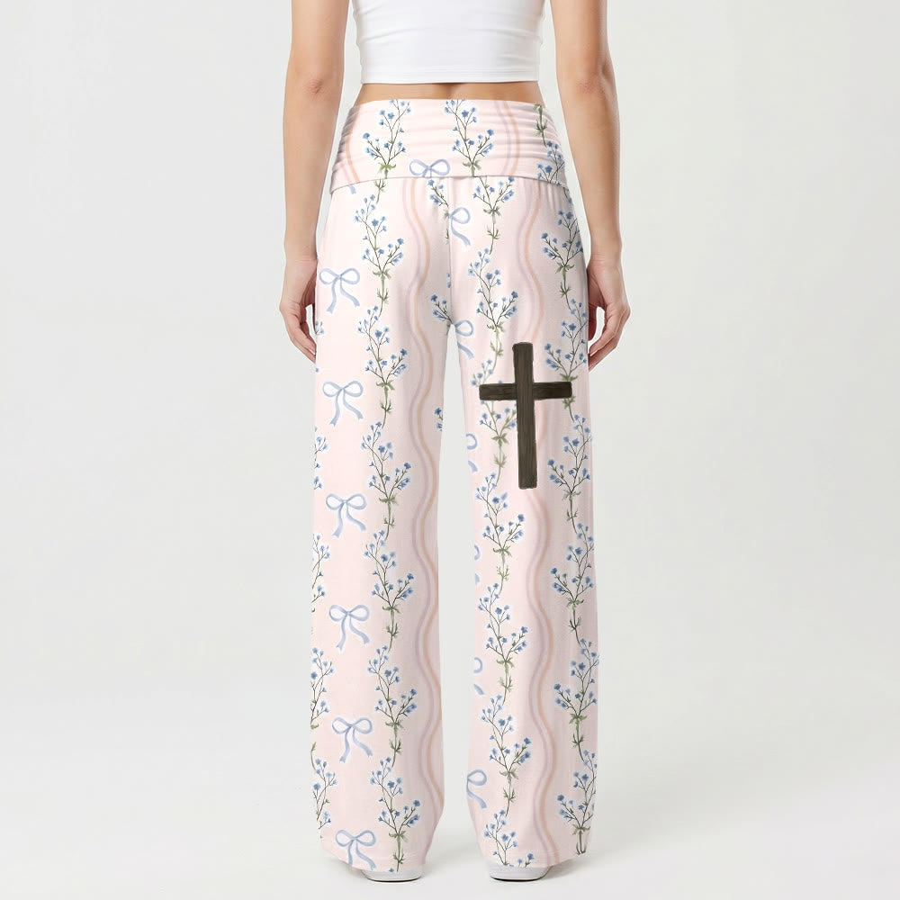 Christianartworkshop Pantaloni a gamba larga con stampa integrale di fiocchi floreali verticali e croce di legno sulla coscia, vita alta e risvolti. - image 1