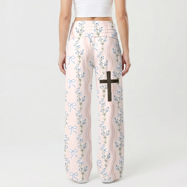 Christianartworkshop Pantaloni a gamba larga con stampa integrale di fiocchi floreali verticali e croce di legno sulla coscia, vita alta e risvolti. - image 1