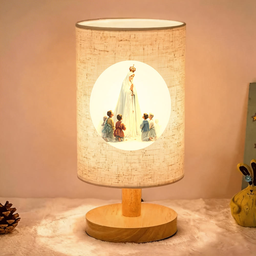 Christianartworkshop Lampada da tavolo con base in legno naturale e paralume in tessuto, motivo Madonna con Bambini: portatrice di dolci benedizioni notturne. - Nostra Signora - image 0