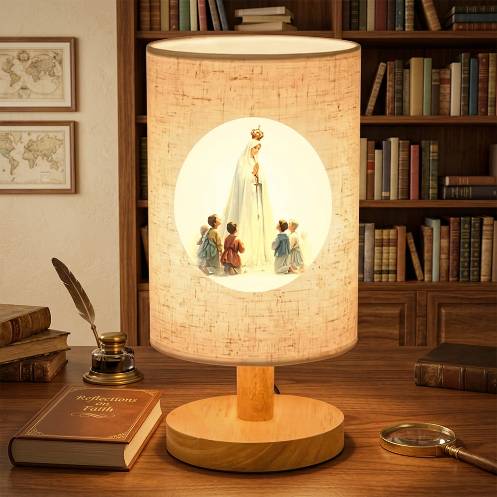 Christianartworkshop Lampada da tavolo con base in legno naturale e paralume in tessuto, motivo Madonna con Bambini: portatrice di dolci benedizioni notturne. - image 3
