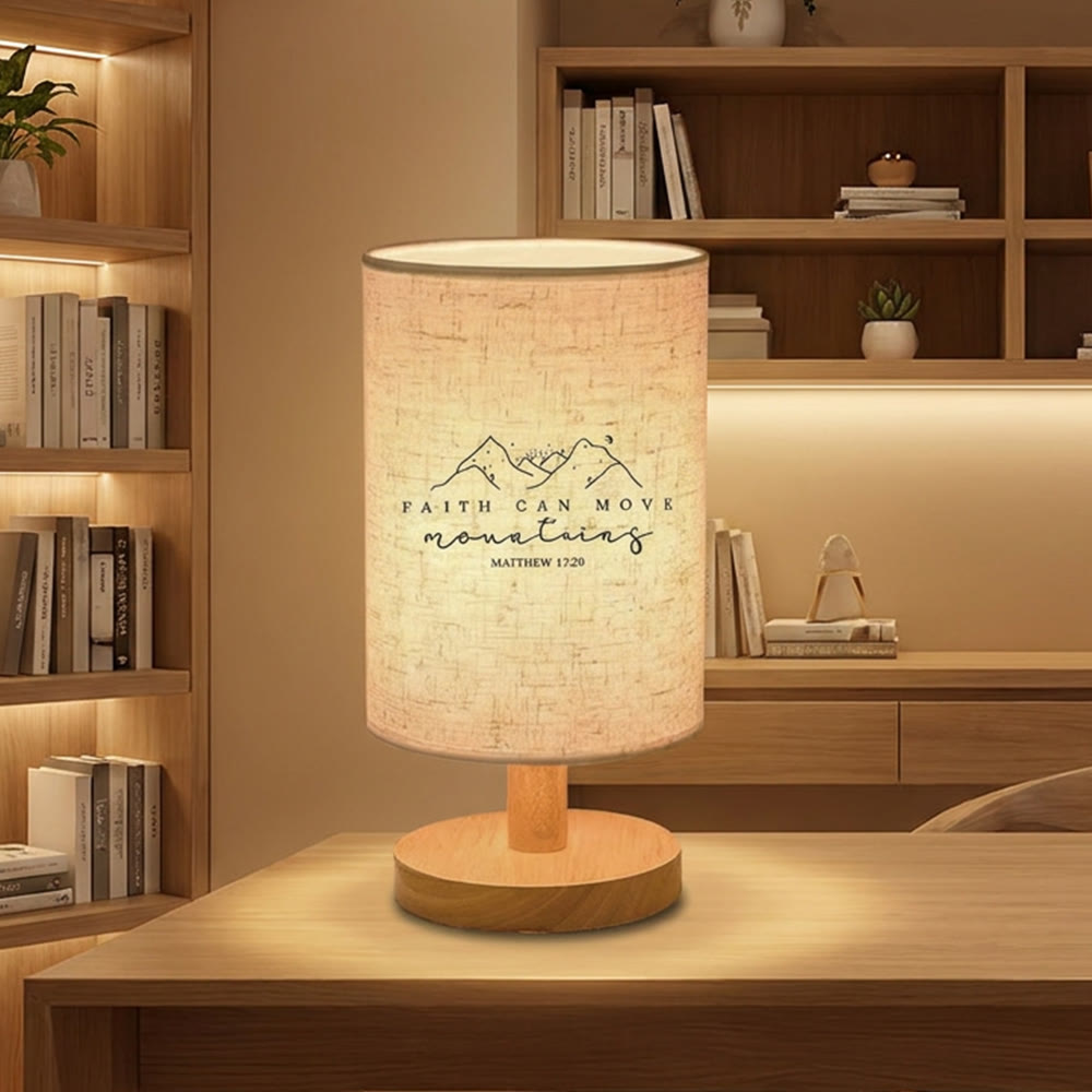 Christianartworkshop Lampada da tavolo con base in legno naturale e paralume in tessuto, con scritta "La fede può spostare le montagne" e disegno di montagne: un'ispirazione di speranza e pace notturna. - image 1