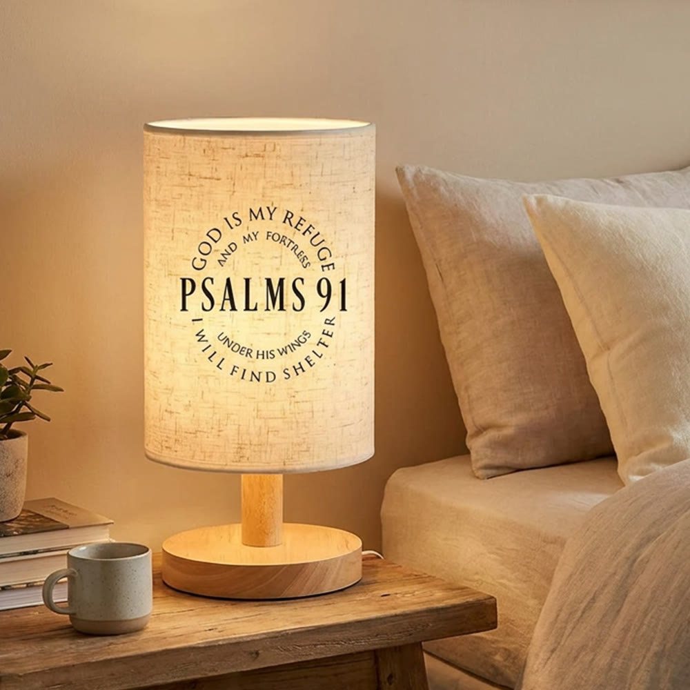 Christianartworkshop Lampada da tavolo circolare con base in legno naturale e paralume in tessuto con la scritta "Salmo 91 Dio è il mio rifugio": un rifugio sicuro e caldo per la pace notturna. - image 1
