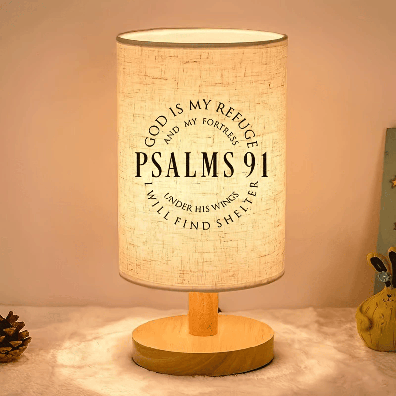 Christianartworkshop Lampada da tavolo circolare con base in legno naturale e paralume in tessuto con la scritta "Salmo 91 Dio è il mio rifugio": un rifugio sicuro e caldo per la pace notturna. - Salmo 91 - image 0