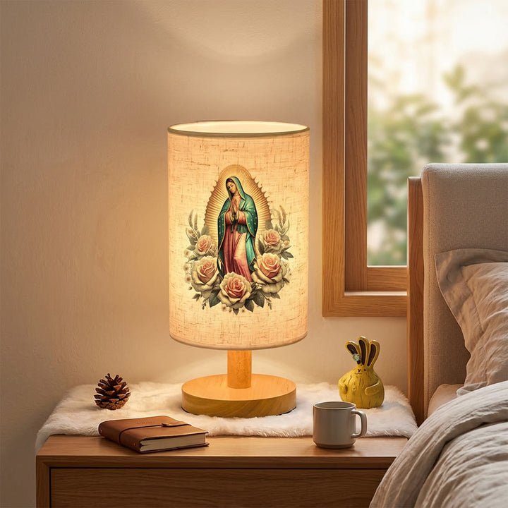 Christianartworkshop Lampada da tavolo con base in legno naturale e paralume in tessuto, raffigurante il ritratto della Madonna di Guadalupe circondata da rose: portatrice di dolci benedizioni notturne. - image 2