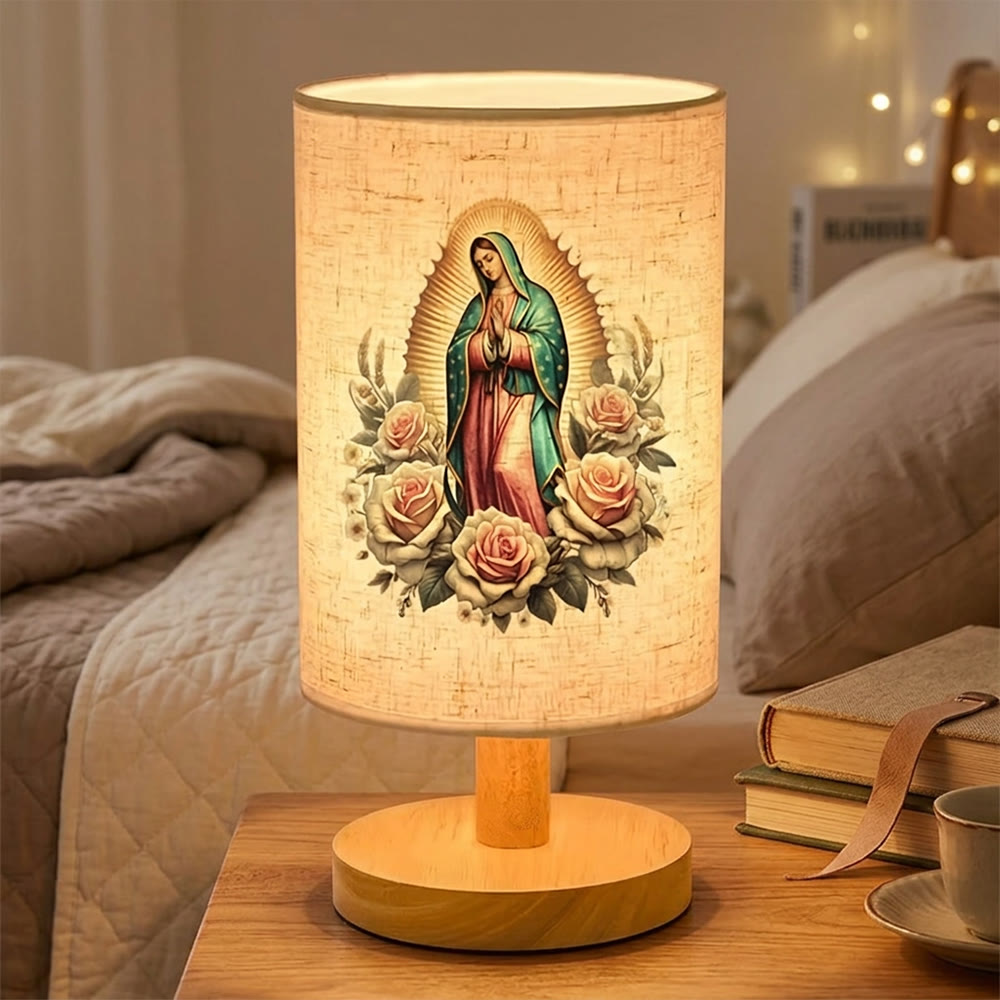 Christianartworkshop Lampada da tavolo con base in legno naturale e paralume in tessuto, raffigurante il ritratto della Madonna di Guadalupe circondata da rose: portatrice di dolci benedizioni notturne. - image 1