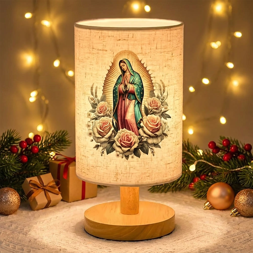 Christianartworkshop Lampada da tavolo con base in legno naturale e paralume in tessuto, raffigurante il ritratto della Madonna di Guadalupe circondata da rose: portatrice di dolci benedizioni notturne. - image 3
