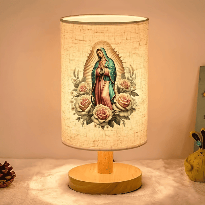 Christianartworkshop Lampada da tavolo con base in legno naturale e paralume in tessuto, raffigurante il ritratto della Madonna di Guadalupe circondata da rose: portatrice di dolci benedizioni notturne. - Nostra Signora di Guadalupe - image 0