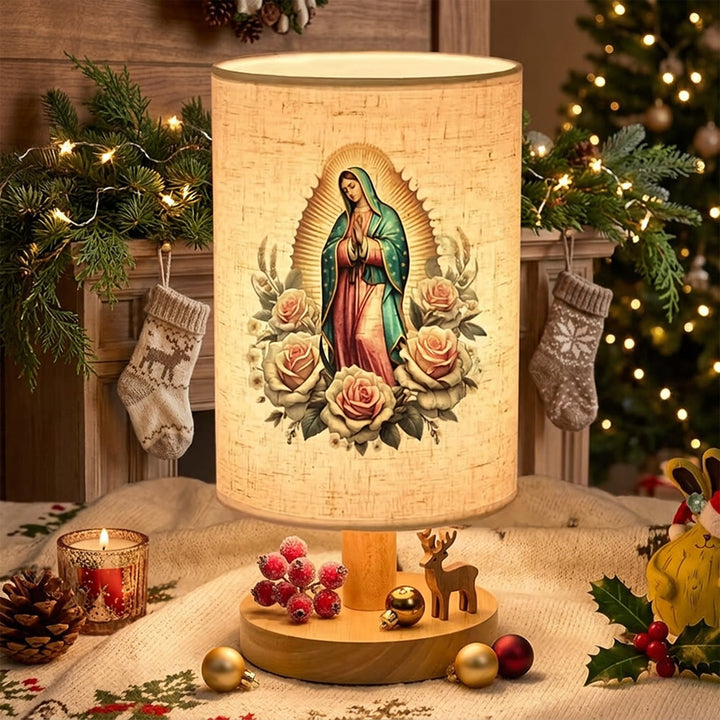 Christianartworkshop Lampada da tavolo con base in legno naturale e paralume in tessuto, raffigurante il ritratto della Madonna di Guadalupe circondata da rose: portatrice di dolci benedizioni notturne. - image 5