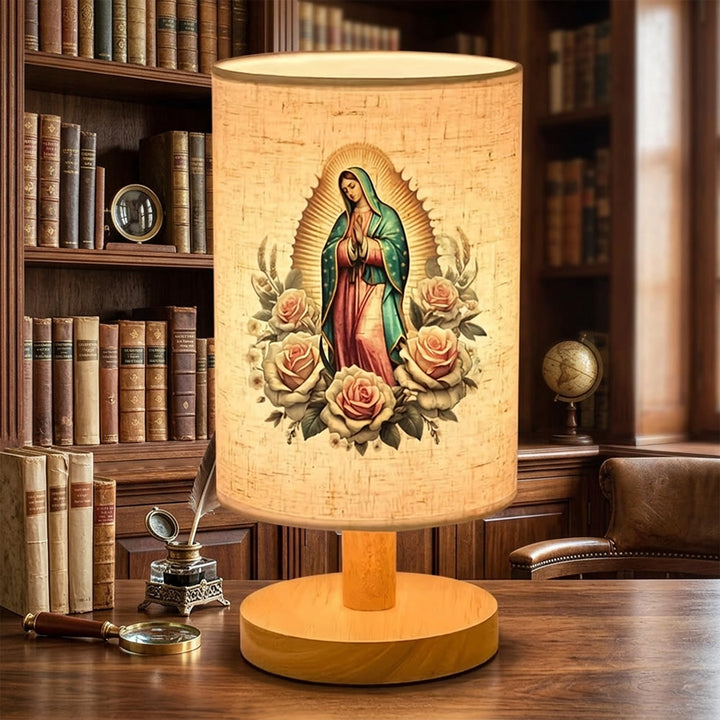 Christianartworkshop Lampada da tavolo con base in legno naturale e paralume in tessuto, raffigurante il ritratto della Madonna di Guadalupe circondata da rose: portatrice di dolci benedizioni notturne. - image 4