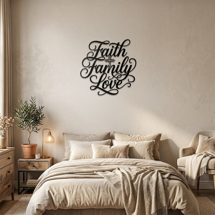 Christianartworkshop Decorazione murale in metallo con croce e scritta "Fede, Famiglia, Amore": emblema senza tempo di sacra benedizione domestica. - image 0