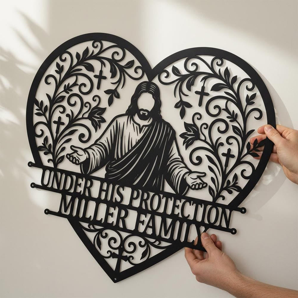 Christianartworkshop Decorazione da parete in metallo con croce di Gesù a braccia aperte e motivo floreale a forma di cuore: emblema senza tempo del sacro rifugio familiare. - image 0
