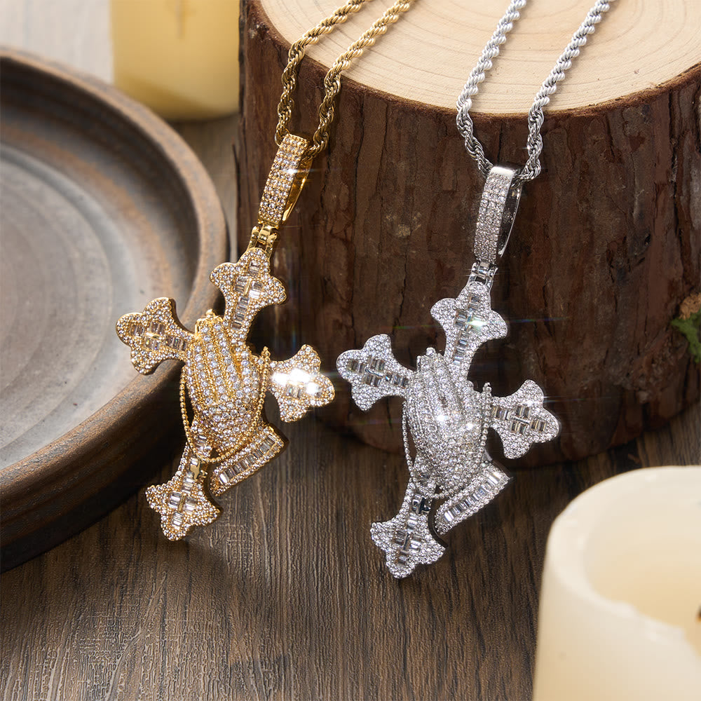 Christianartworkshop Collana con ciondolo a croce con mani in preghiera incastonate in pietra: simbolo senza tempo di preghiera sincera e devota. - image 0