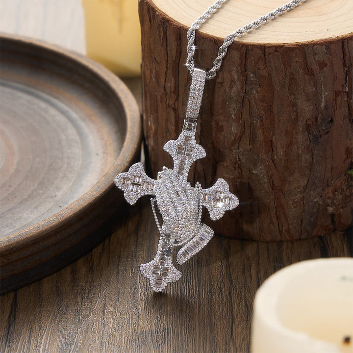 Christianartworkshop Collana con ciondolo a croce con mani in preghiera incastonate in pietra: simbolo senza tempo di preghiera sincera e devota. - Argento - image 4