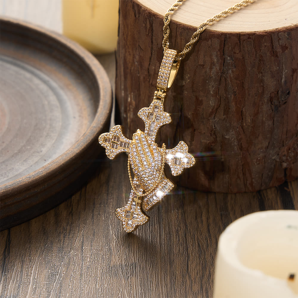 Christianartworkshop Collana con ciondolo a croce con mani in preghiera incastonate in pietra: simbolo senza tempo di preghiera sincera e devota. - D'oro - image 3